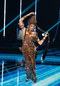 แอนโทเนีย-โพซิ้ว--(1)