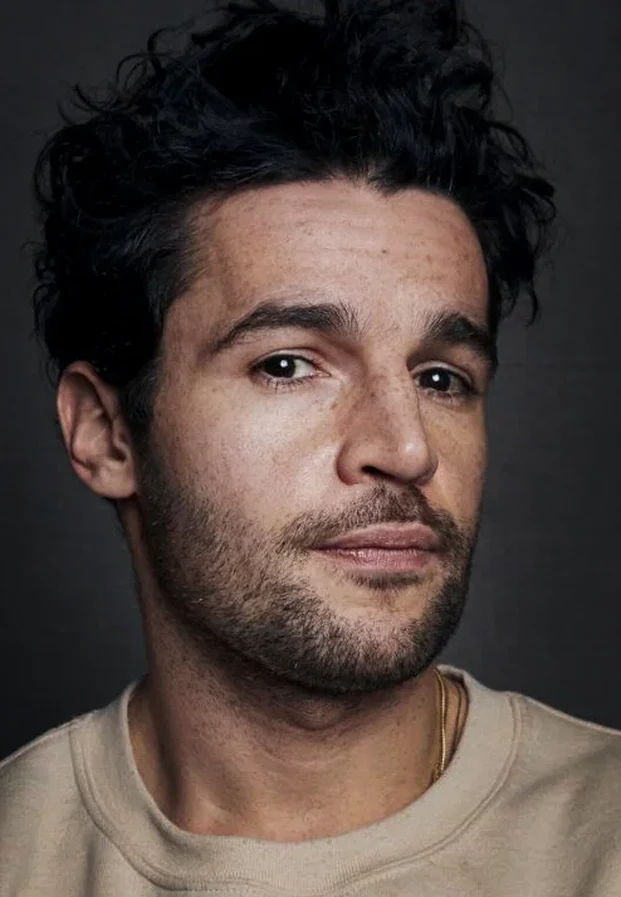 Christopher Abbott ในภาพประกอบบทความ