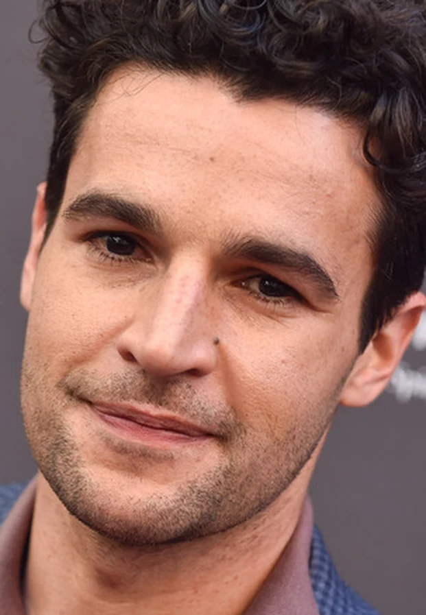 Christopher Abbott ในภาพประกอบบทความ