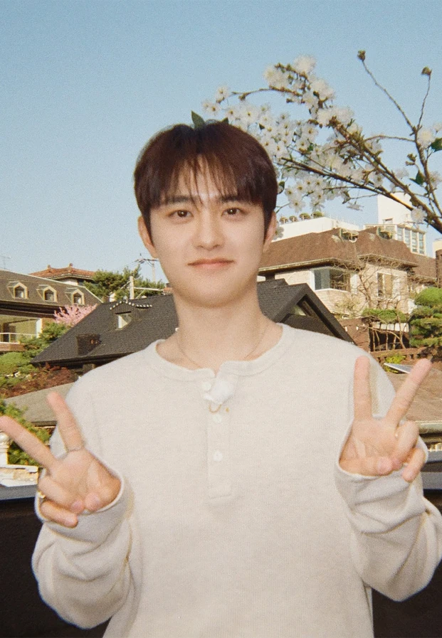 D.O. ในภาพถ่ายจาก Instagram ทางการ