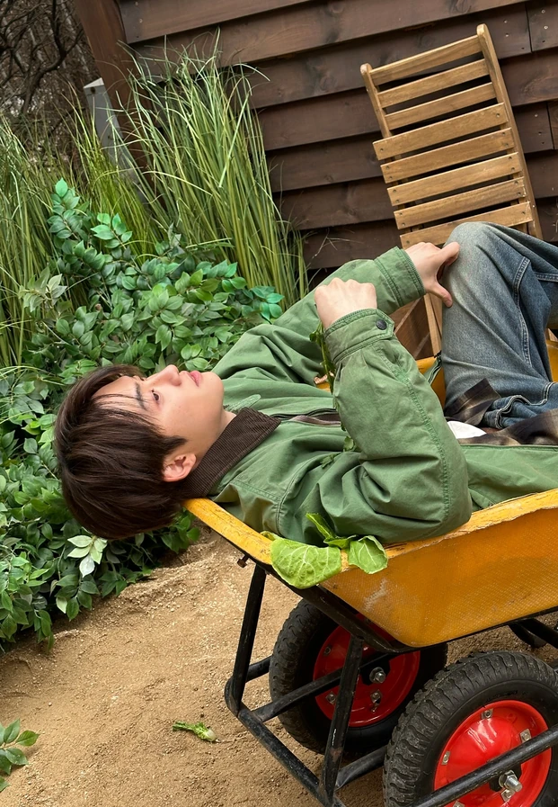 D.O. ในภาพถ่ายจาก Instagram ทางการ